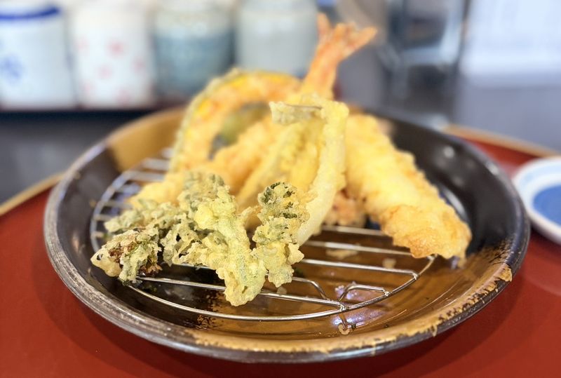 天ぷら新の、網の上に並んだ揚げたての天ぷら